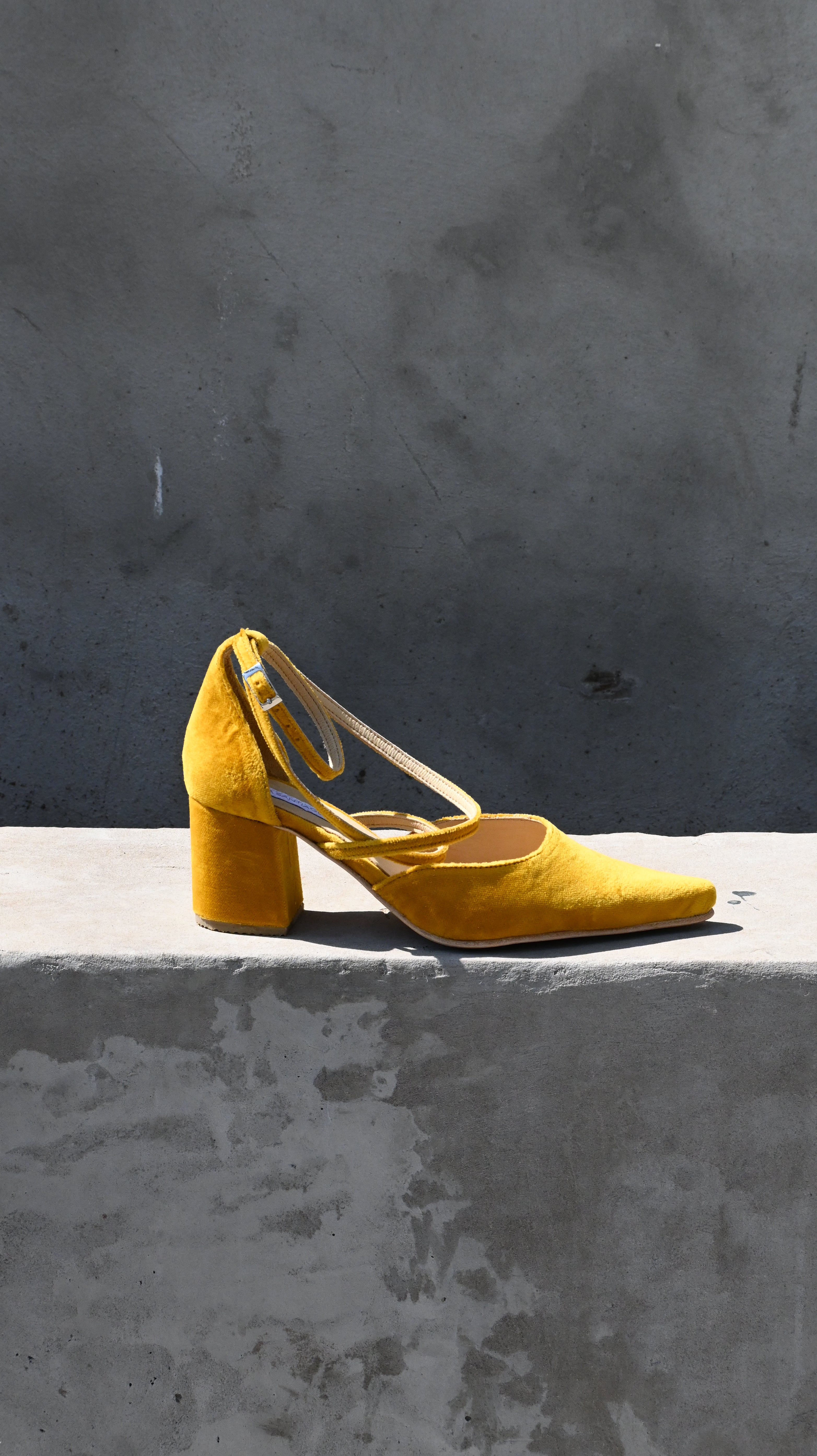 Tacón Victoria Terciopelo Amarillo